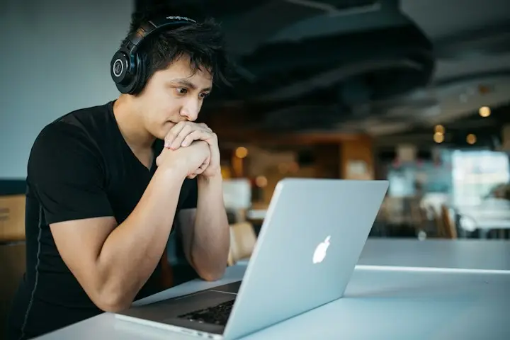 Belajar fokus di depan laptop dengan headphone