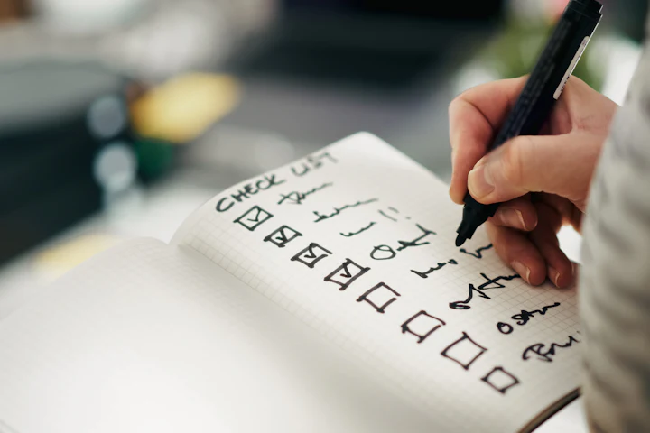 Mencentang daftar kegiatan harian di buku